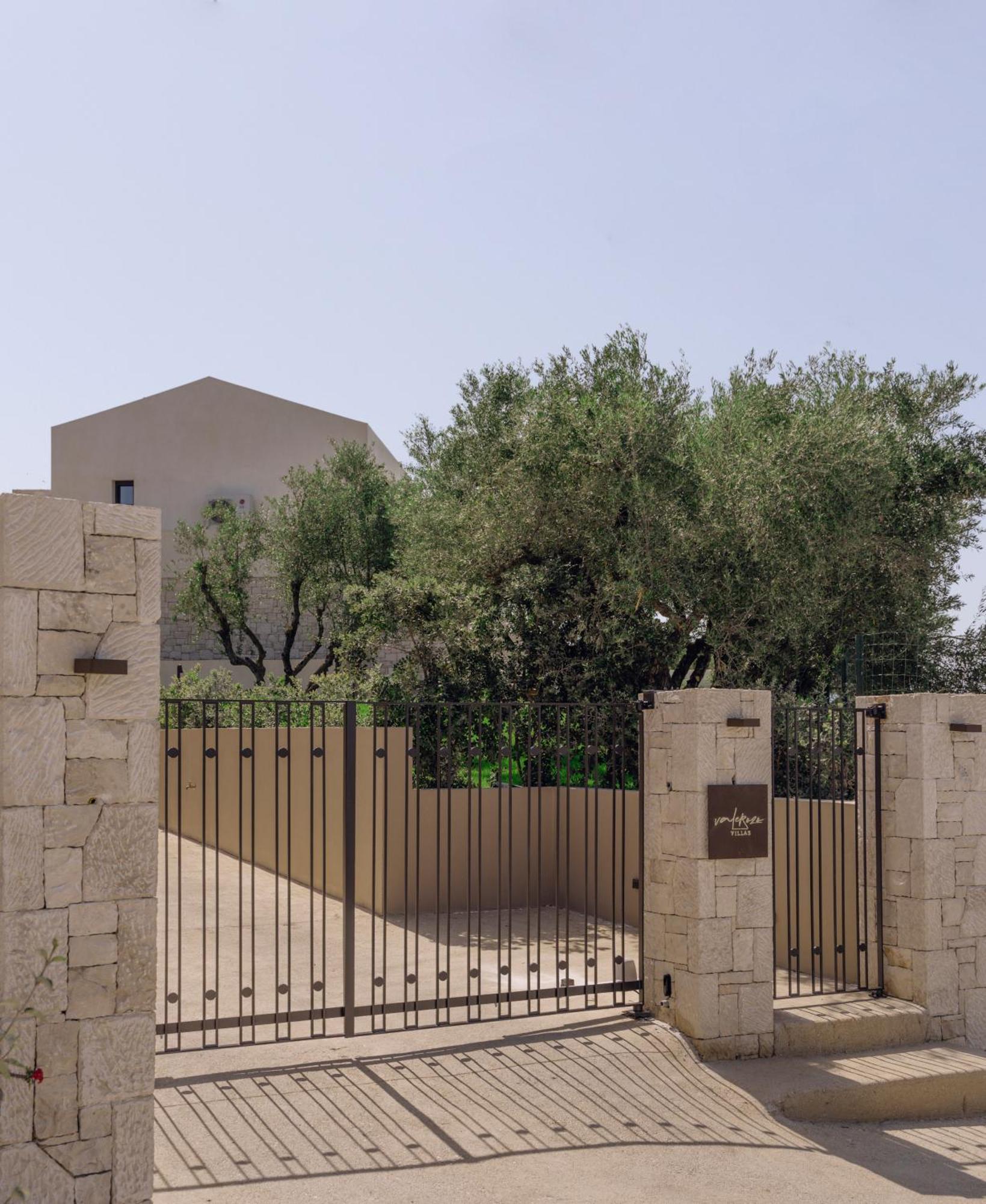 Valerozo Carina * Amoudi